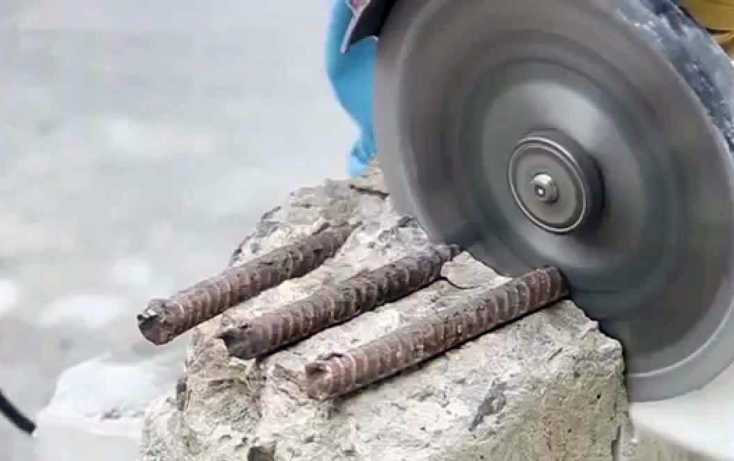  <span style="font-weight: bold; text-decoration: underline;">Прорезает все поверхности</span>
Железобетон, гранит, пеноблоки —без разницы, в отличие от перфоратора. 